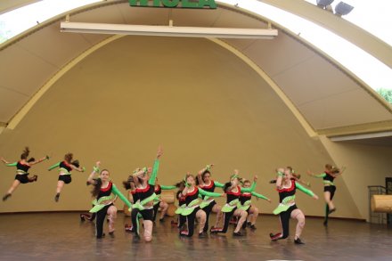 Formacje taneczne pokazujące układy taneczne